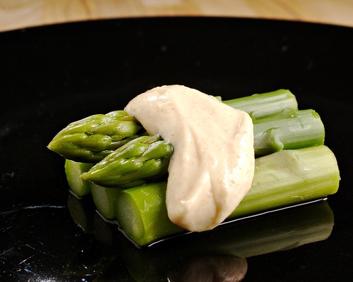 Asparagus with kaviar mayonnaise