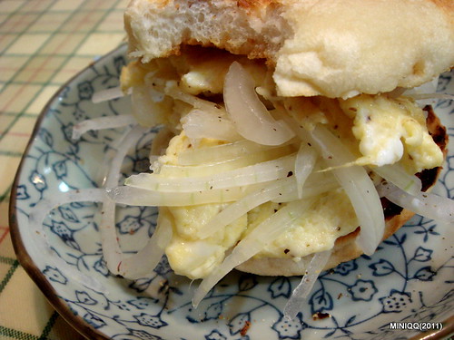 20110528 週末家常飲食_01 洋蔥蛋滿福堡三明治