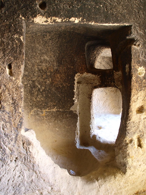 洞穴社區內，洞穴間還有開小門可互相通行