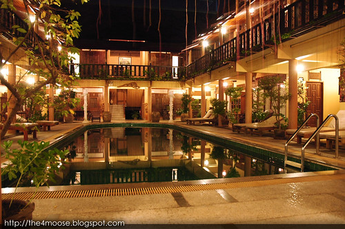 Ruean Thai - Swimming Pool (Night)