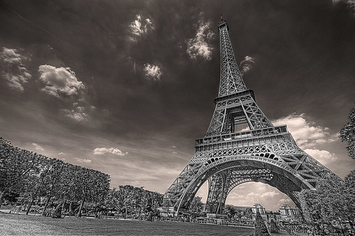  フリー写真素材, 建築・建造物, 塔・タワー, エッフェル塔, フランス, パリ, モノクロ写真,  