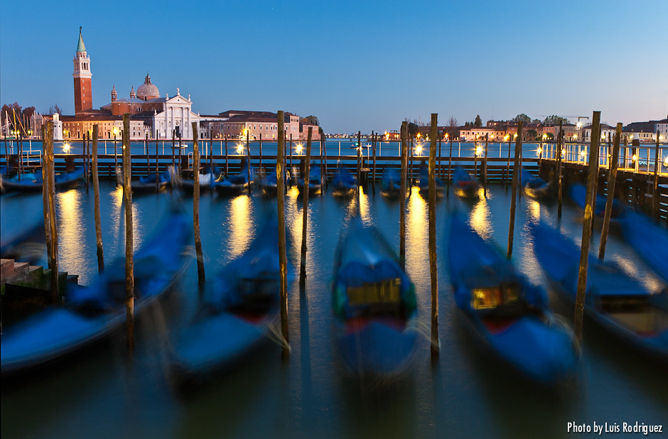 Gondolas en la noche veneciana