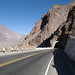 La strada attraversa diversi tunnel con un forte vento contrario verso l'Aconcagua
