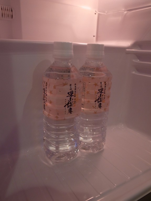 冰箱內還有兩瓶水