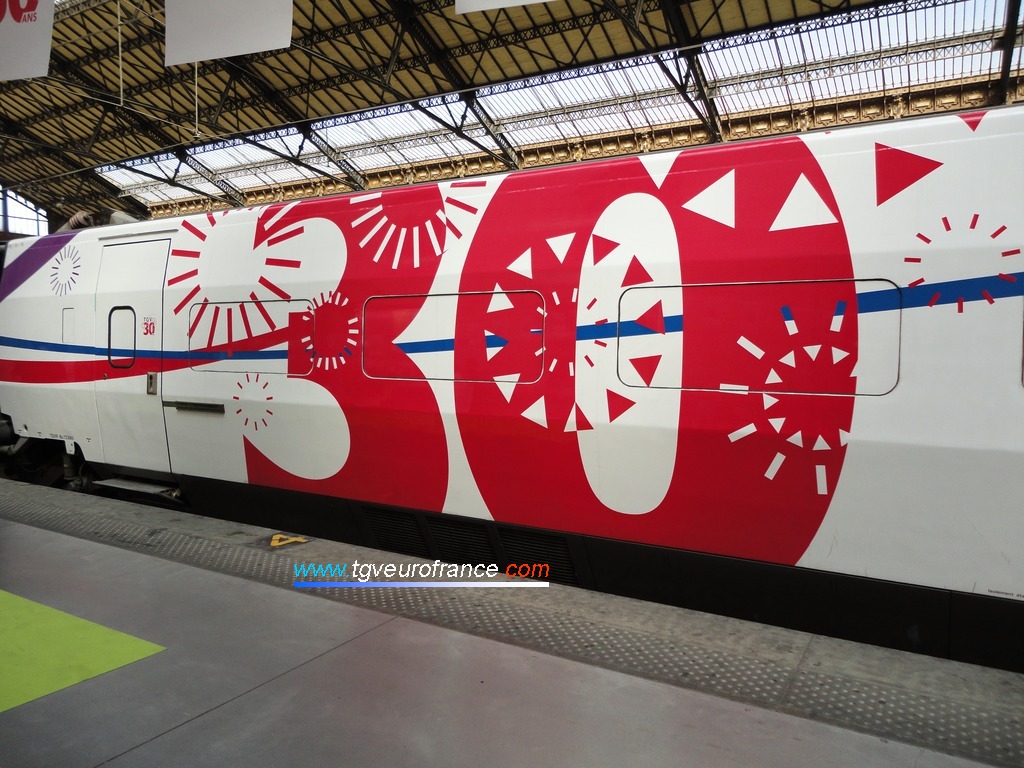 Détail du TGV Expérience pelliculé aux couleurs des 30 ans du TGV
