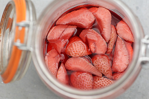 marinating strawberries