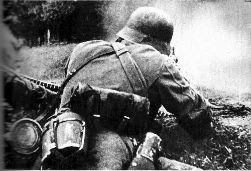 Um metralhador do exército alemão abre fogo contra um bosque no qual se ocultam forças russas.