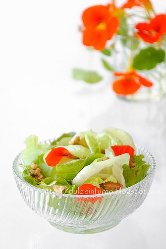 Insala di Nasturzi e Frutta Secca-Dried Fruit and Nasturtium Flower Salad