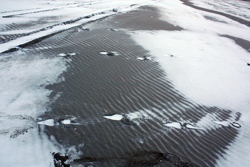 Pegadas nevadas de bota na areia da praia de Scheveningen, Holanda