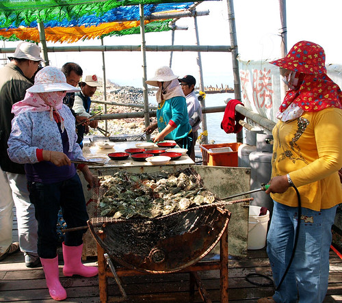 台江內海導覽的最後重頭戲--吃烤蚵