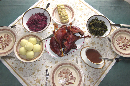 Gänsekeule mit Rotkraut, Grünkohl & Klößen / Goose legs with red & green cabbage and potato dumplings