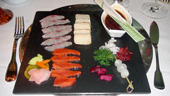 Tataki de pez mantequilla, salmón y salmonetes