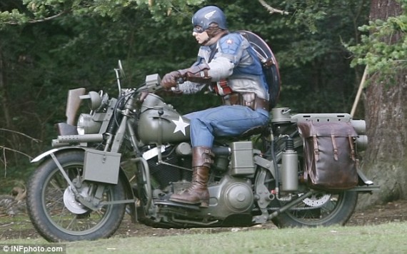 Capitán América manejando una moto