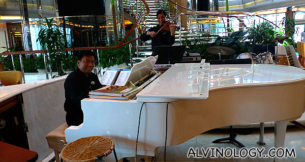 Pianist and violinist on board