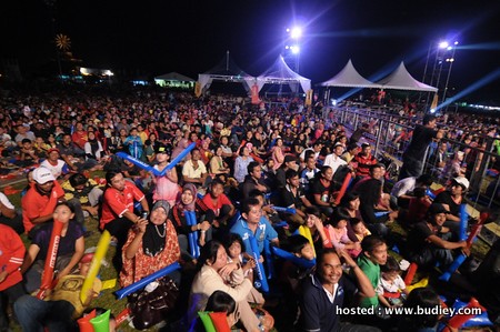 Penonton membanjiri Taman Bandar Pasir Gudang menonton konsert