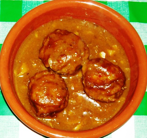 Albóndigas en salsa (Meatballs in sauce)
