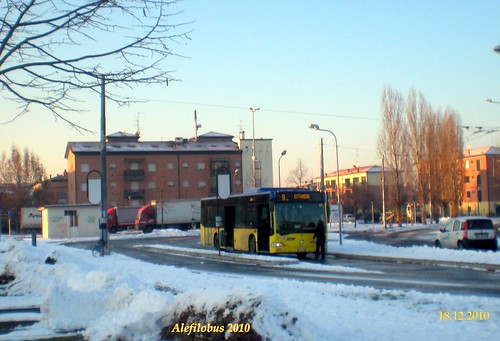 autobus Mercedes Citaro n°654 in sosta al capolinea 9 al Polo Universitario - Rotonda Gottardi
