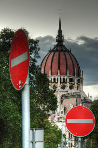 Signals and parliament. Budapest. Señales y parlamento