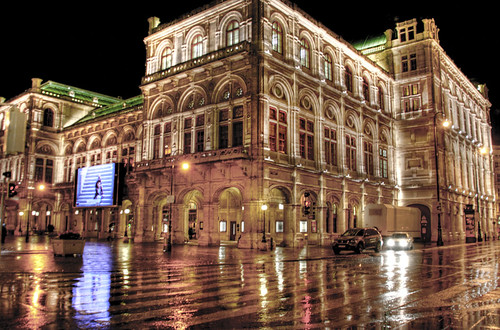 Vienna opera house at night. La opera de Viena por la noche