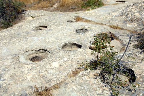 一窪一窪的圓坑便是烹煮食物的石鍋 戈布斯坦岩石藝術文化景觀 黃智琴攝影