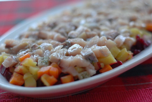 kasuka tegemine/making of shuba: root vegetable salad with salted herring