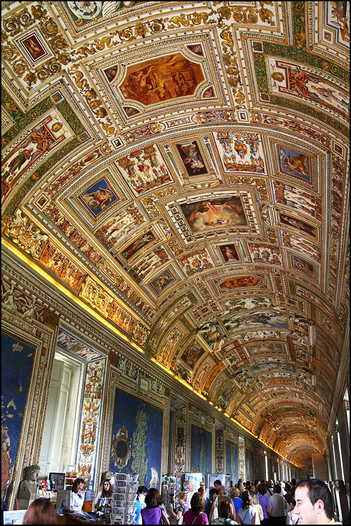 vatican-corridor-ceiling