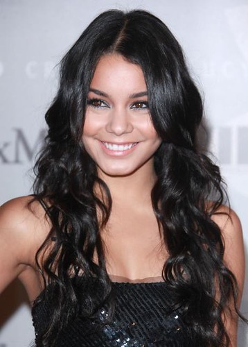 vanessa-hudgens-long-sexy-curly-hairstyle