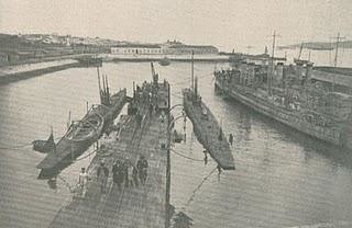 "NRP Foca" e "NRP Golfinho" na Ponte Cais da Esquadrilha de Submersiveis em Belém (Tejo/Lisboa - 15/02/1922)