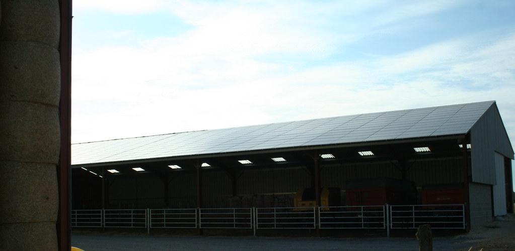 Hangar avec toit couvert de panneaux solaires