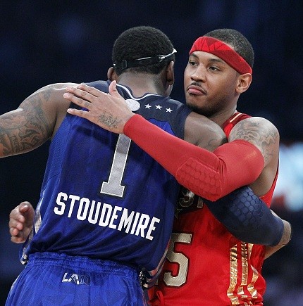 67080-anthony-hugs-his-potential-knicks-teammate-stoudemire