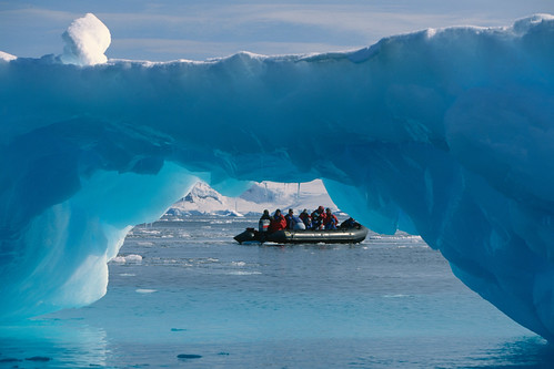 Антарктида. Zodiac viewed though ice bridge