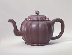清乾隆-宜兴窑紫砂菊瓣茶壶