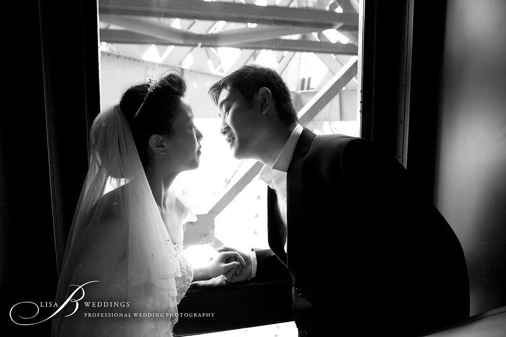 Wedding photos in the Eiffel Tower