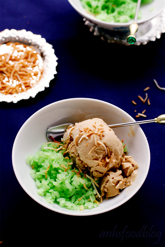 Coconut ice-cream with pandan sticky rice (kem xôi)