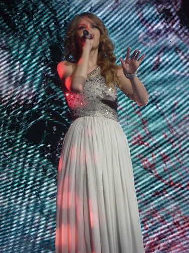 Taylor Swift 19 - Live in Paris - 2011