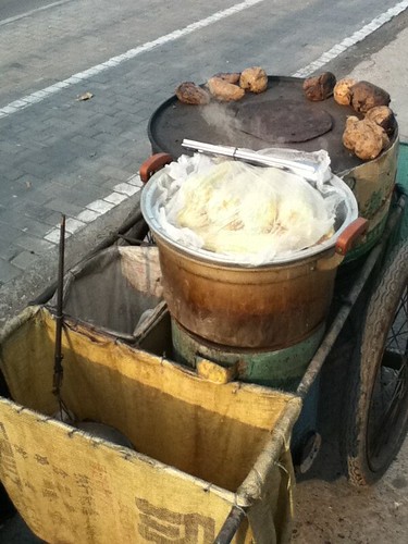 2011-02-04 - China - Sweet potato vendor - 01 - Mobile stall