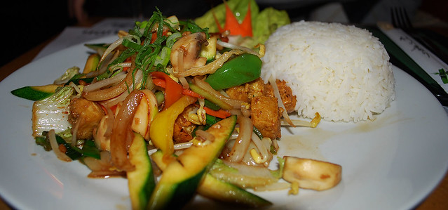 Tofu mit Gemüse und Reis