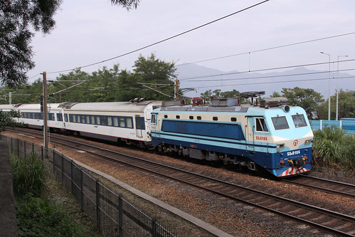 Almost at the end of a 24 hour journey, SS8 0186 leads the Beijing Express towards Hung Hom