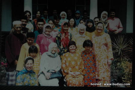 Natrah With Her Her Family 48 Years Later And After 10 Kids