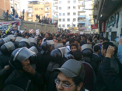 الامن محاصرنا فى شارع ورافض مرور اى حد واى محاولة للاختراق بتقابل بالضرب المبرح  #Jan25