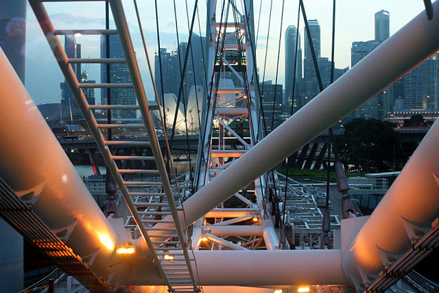 The French Spiderman Alain Robert scaled
 the Singapore Flyer in Nov 2010