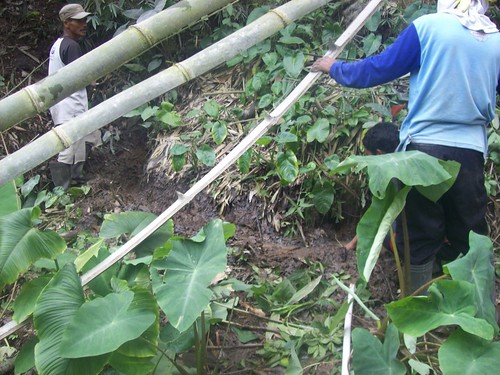pemasangan pralon di Dusun Gowok Pos