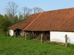 Grange avec toit en tuiles
