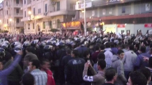 الامن يمنع المتظاهرين من التوحد امام مبنى محافظة المنصوره 