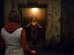 110309(2) - 3D立體真人版電影《沉默之丘 Silent Hill Revelation》開拍中，第2張劇照出爐！