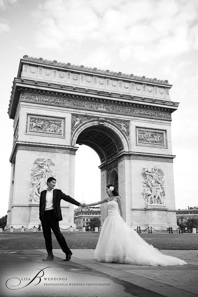 here is a photograph of a pre wedding in Paris