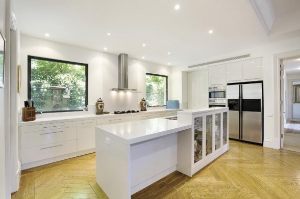 Edgar-Pirotta-luxury-European-Style-Apartment-Stunning-Modern-Kitchen-588x391