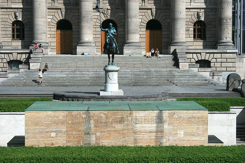 Statue an der Staatskanzelei