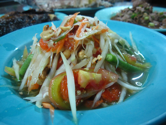 Green papaya salad (som tam, ส้มตำไทย)