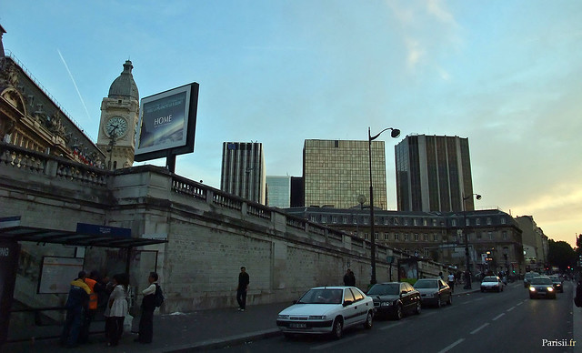 En contrebas de la gare, sur le boulevard Diderot, de nombreuses lignes de bus ont leur arrêt ici.